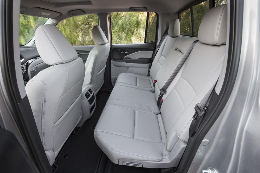 Интерьер Honda Ridgeline 2016 года  (фото 15 из 40)